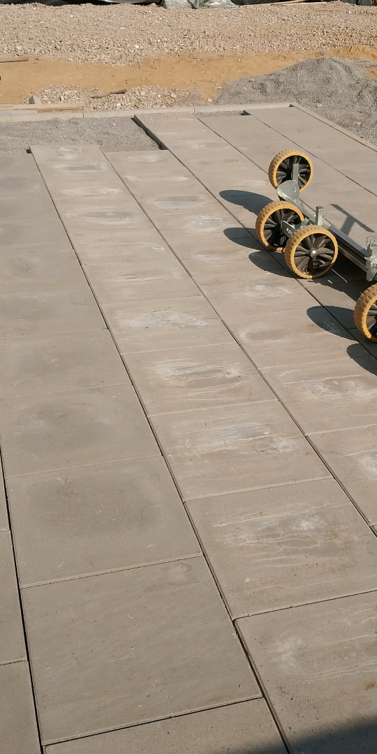 neu-verlegte-terrasse-mit-betonsteinplatten-ist-das-normal-274094-2.png