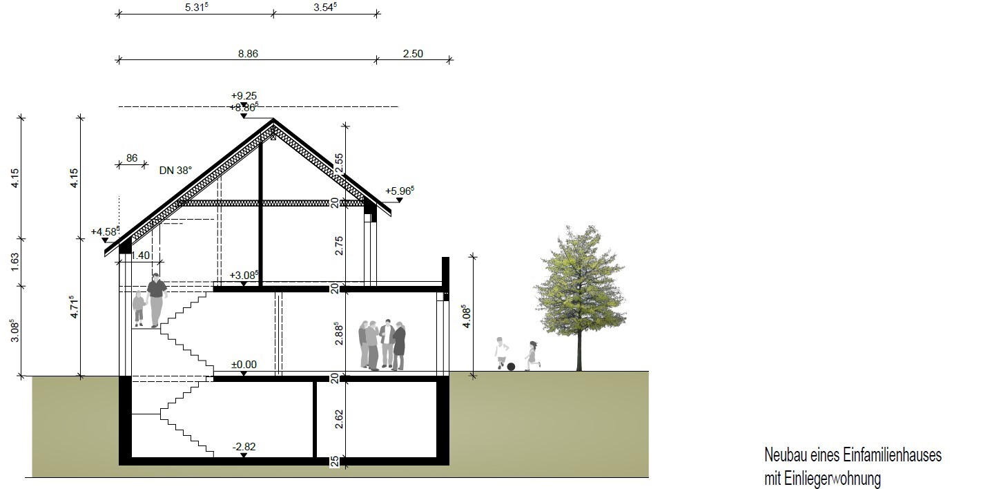 Schnitt durch Neubau eines Einfamilienhauses mit Einliegerwohnung; Maße, Treppen, Baum.