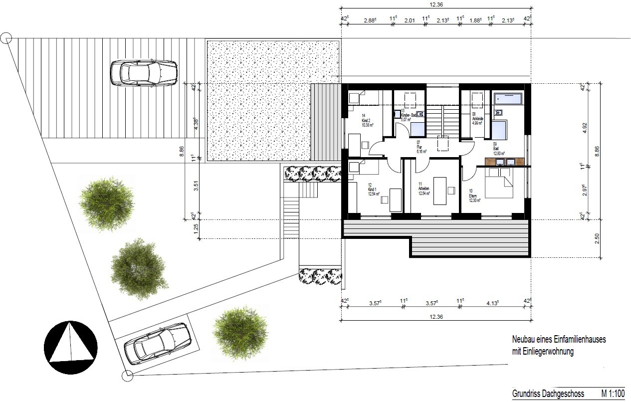 Dachgeschoss-Grundriss eines Einfamilienhauses mit Einliegerwohnung, Terrasse, Parkplatz und Garten.