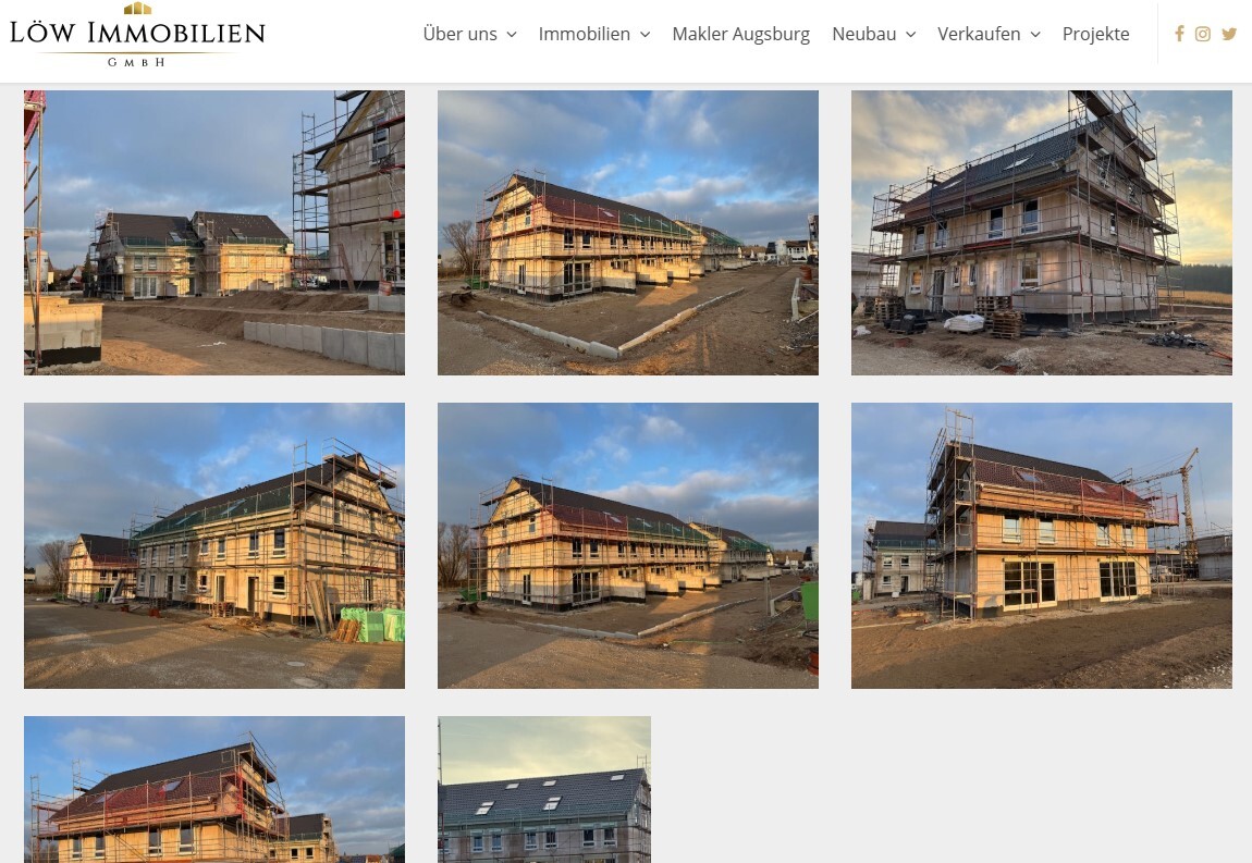Bauplatz mit mehreren Neubauten unter Gerüsten; Wohnhäuser im Rohbau.