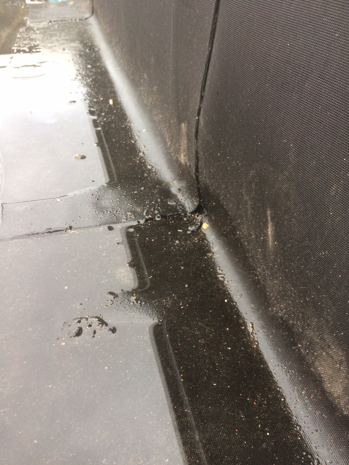 neubau-flachdach-abdichtung-aufbau-offene-naehte-in-epdm-folie-347809-4.JPG