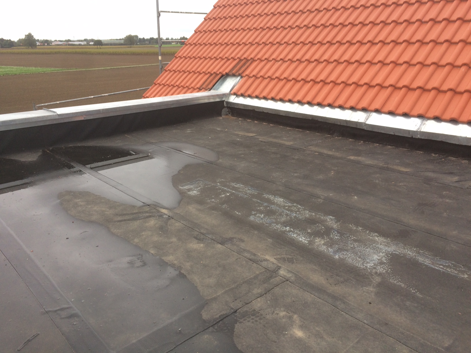 neubau-flachdach-abdichtung-aufbau-offene-naehte-in-epdm-folie-347809-6.JPG