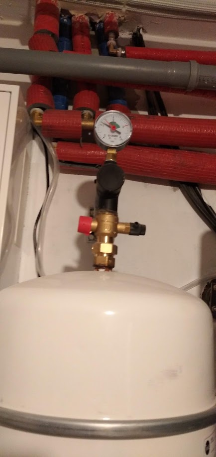 neubau-fussbodenheizung-mit-waermepumpe-verliert-druck-525695-1.jpg