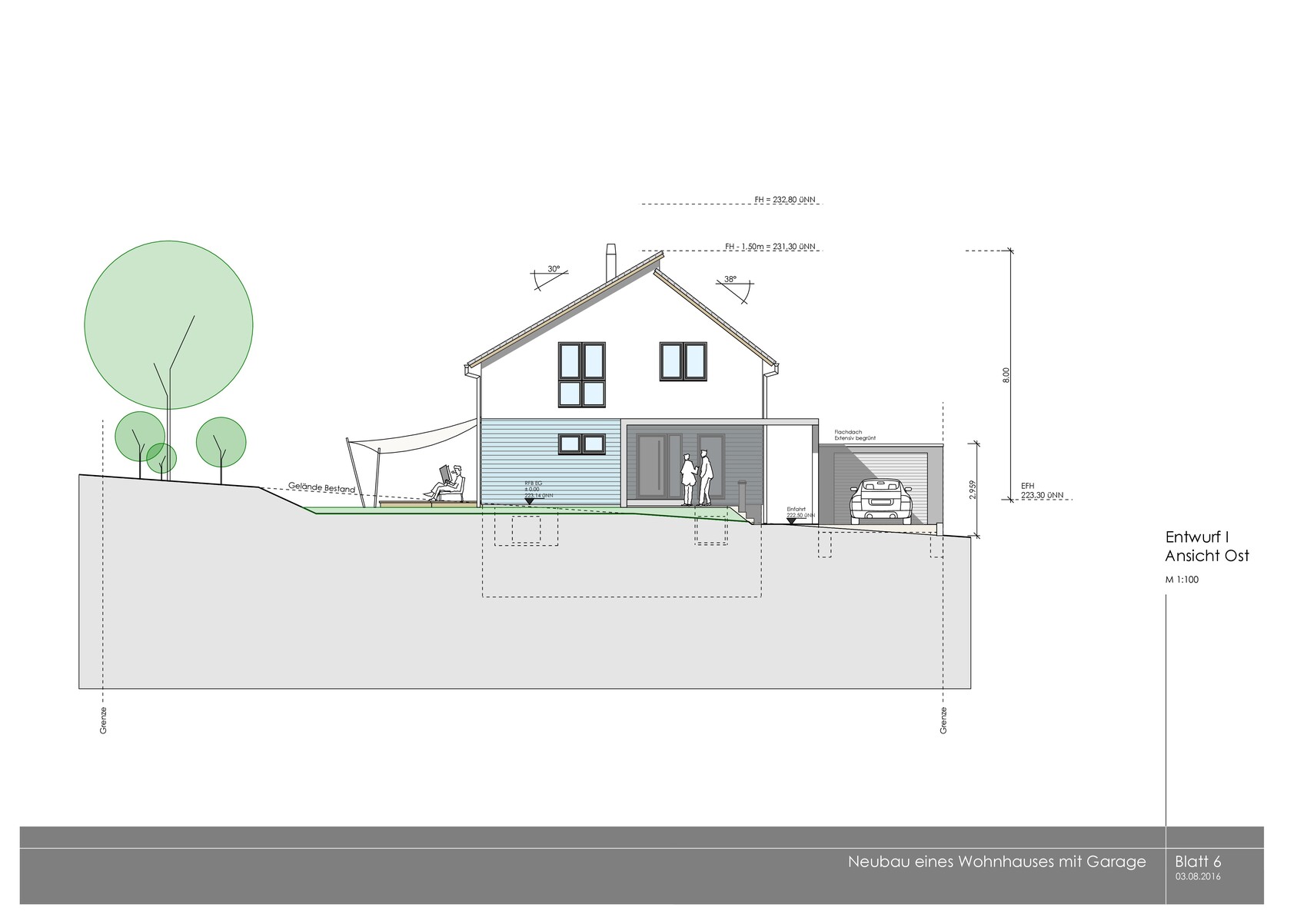 Ansicht Ost eines Wohnhauses mit Garage, Terrasse, Hang und Baumgruppe.