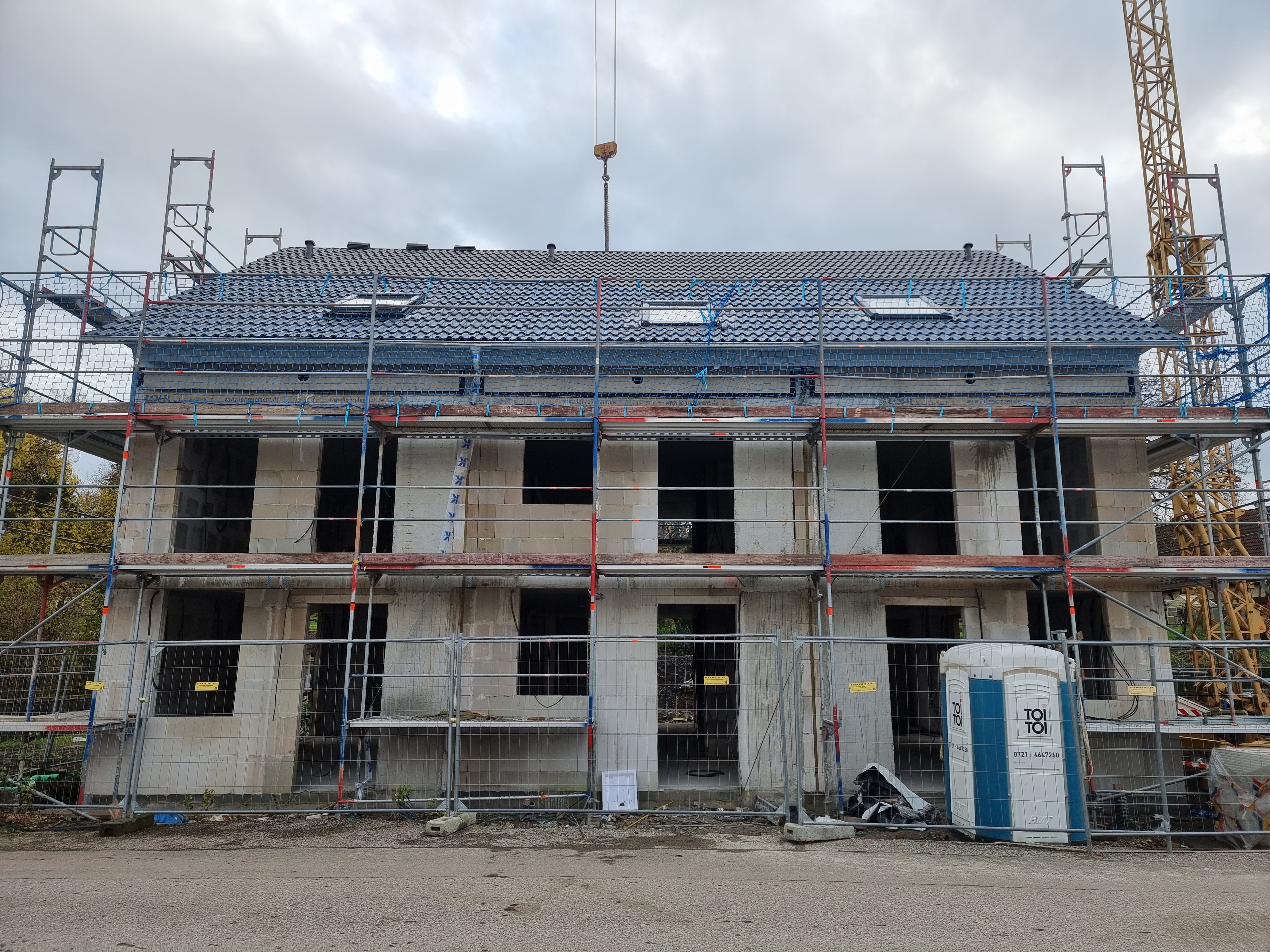 neubau-haus-rohbau-dacharbeiten-baugeruest-baukran-baustelle.jpg