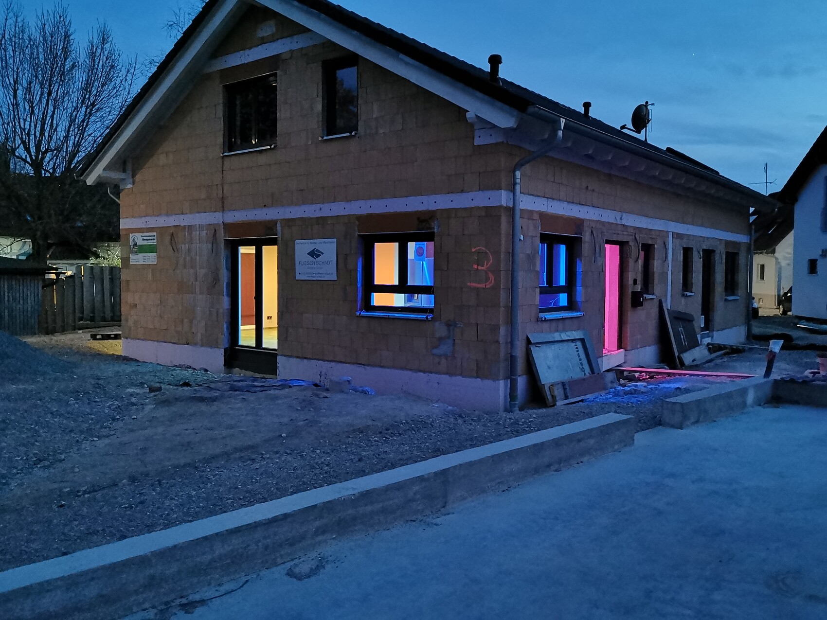 neubau-haus-rohbau-dunkler-abend-licht-blau-pink.jpg