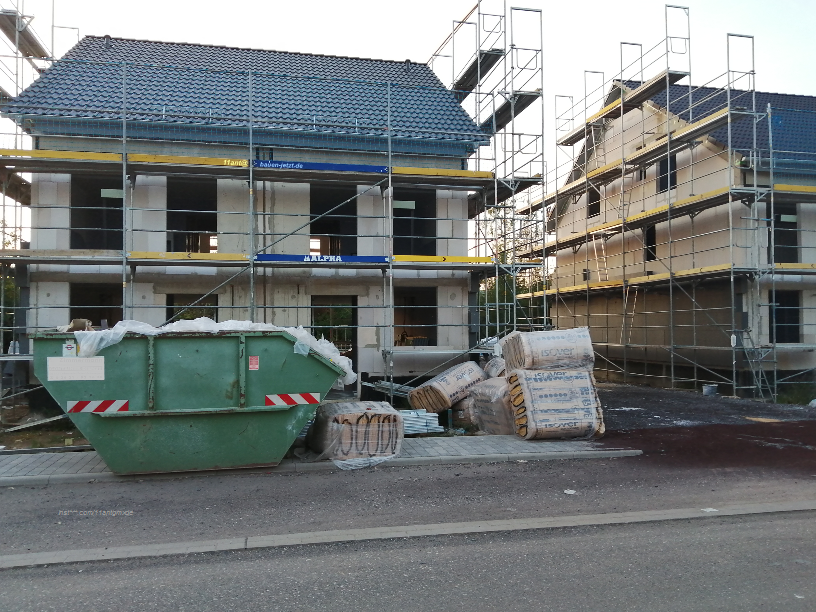 neubau-hausbau-unter-geruesten-bauschutt-und-baustoffe.png