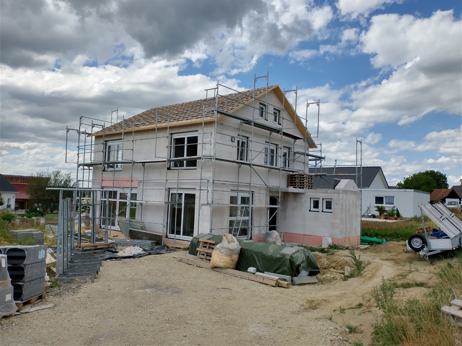 neubau-hausbaustelle-geruest-fassade.jpg