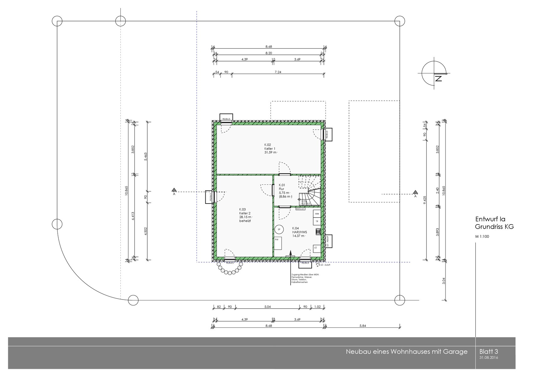 Grundrissplan eines Wohnhauses mit Garage; Außenmaße, Raumaufteilung, Maßlinien, Nordpfeil.