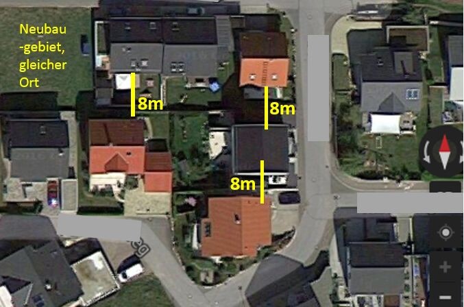 Luftaufnahme eines Neubaugebiets mit Häusern, Straßen und gelben 8 m Abstandsmarkierungen.