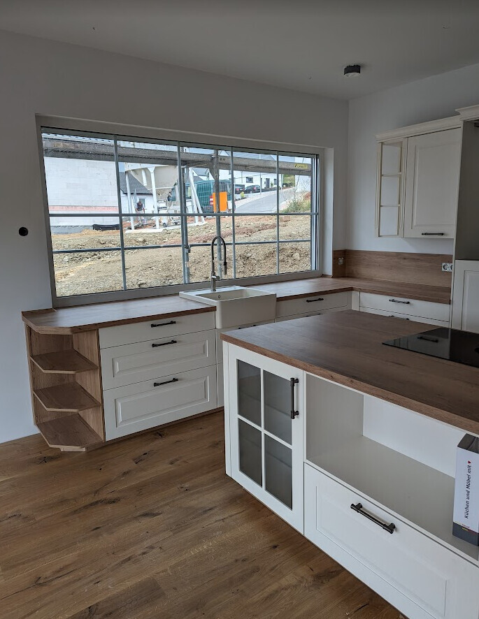 neue-kueche-mit-holz-arbeitsplatten-und-weissen-schraenke.jpg