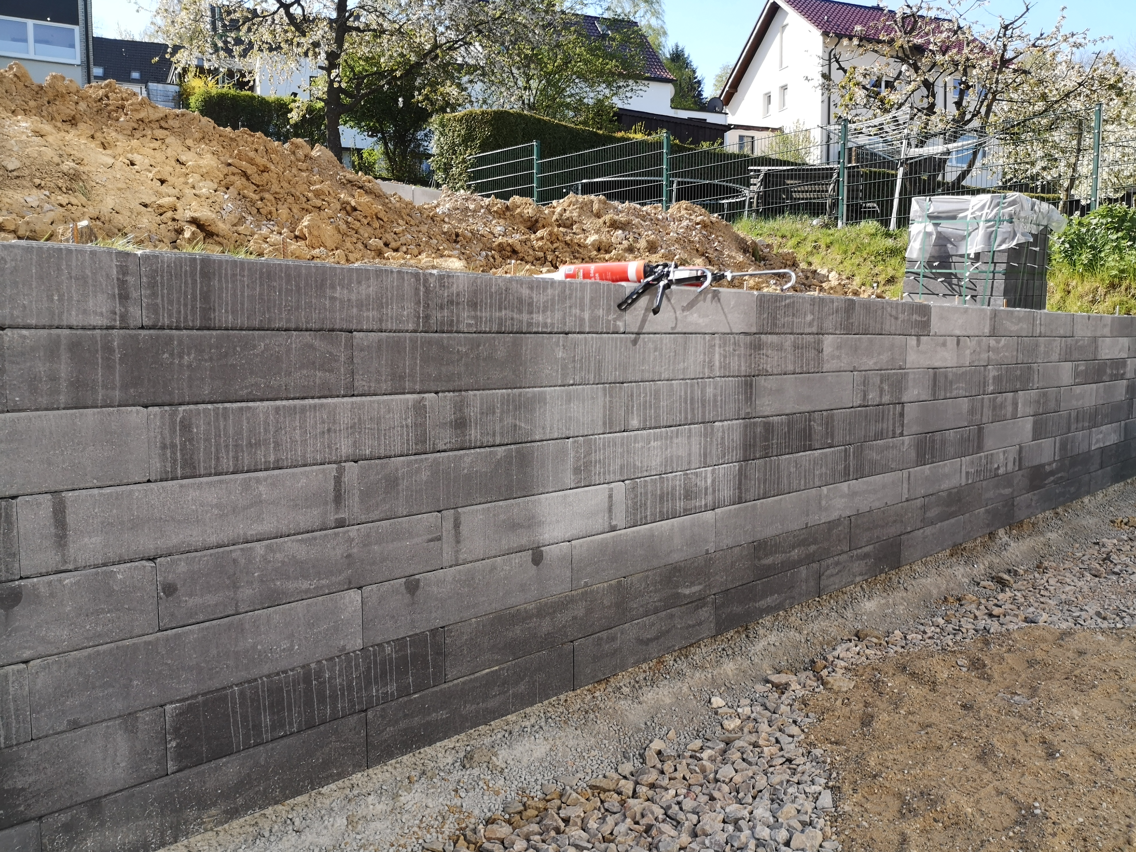 neue-terassenmauer-ausbluehungen-ueberall-398581-1.jpg