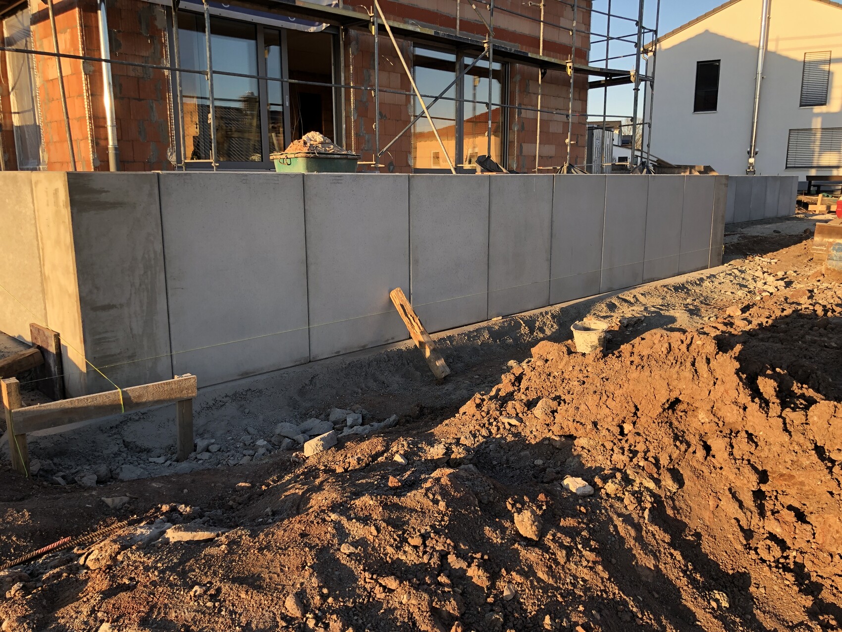 neuer-rohbau-wand-fundament-baustelle.jpeg