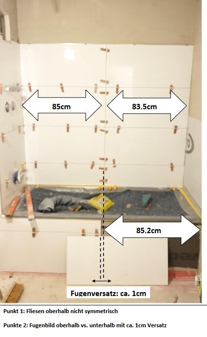 Badezimmerfliesen mit Fugenversatz ca. 1 cm; Fugenbild oberhalb vs. unterhalb versetzt.
