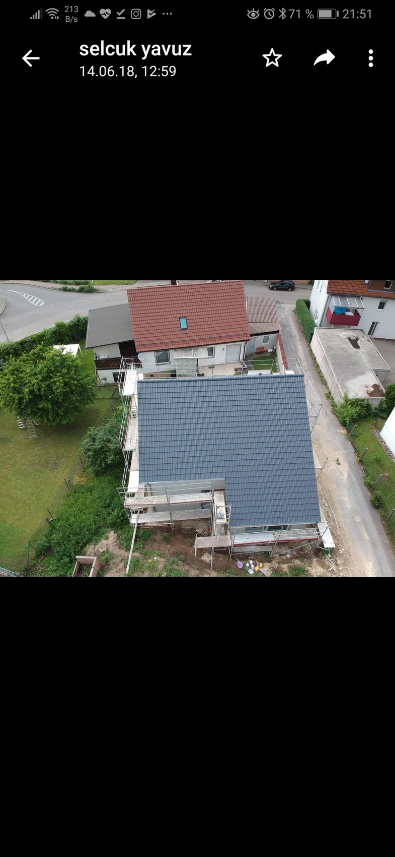 Luftaufnahme eines Hauses mit Gerüst und neuem graublauem Dachziegel
