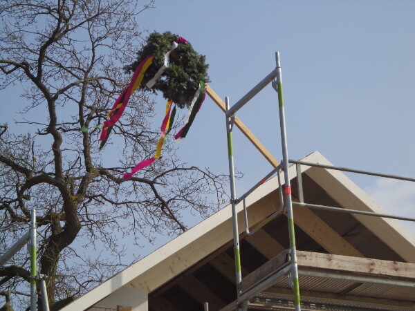 Baustelle mit Dachkonstruktion, Holzdachstuhl und Gerüst