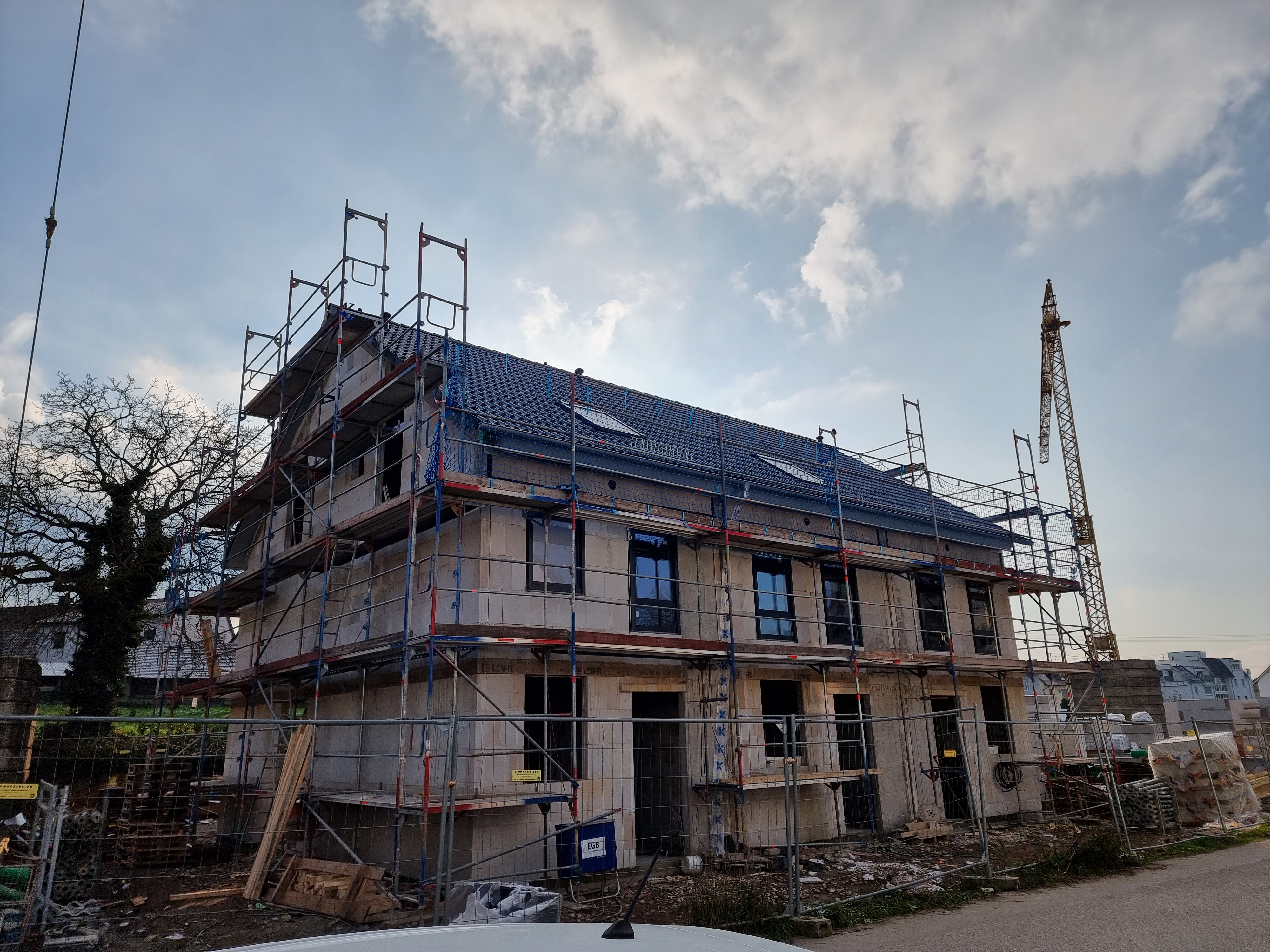 neues-haus-im-bau-mit-geruest-und-kran.jpg