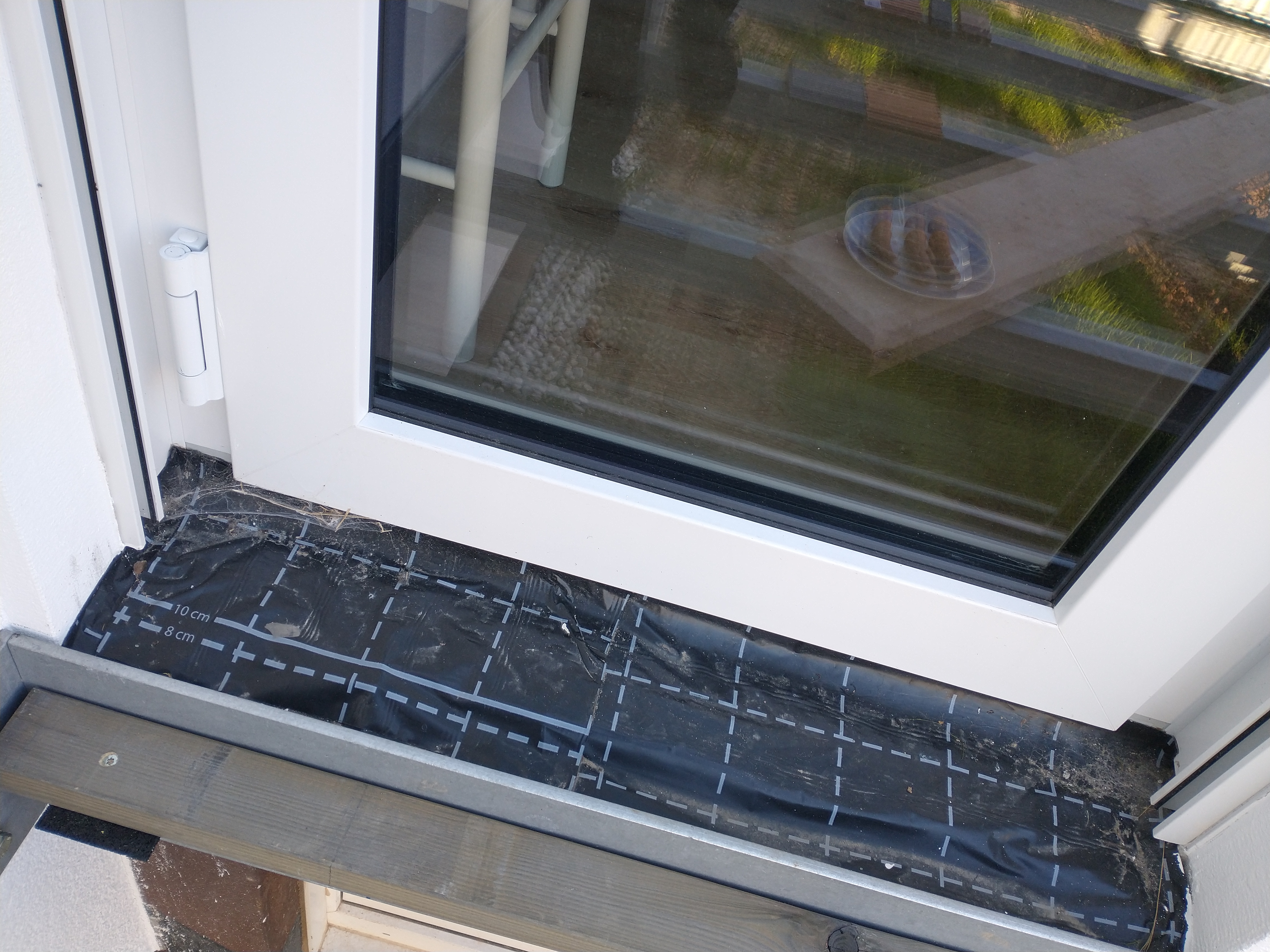 neues-weisses-fenster-turrahmen-bauunterlage.jpg