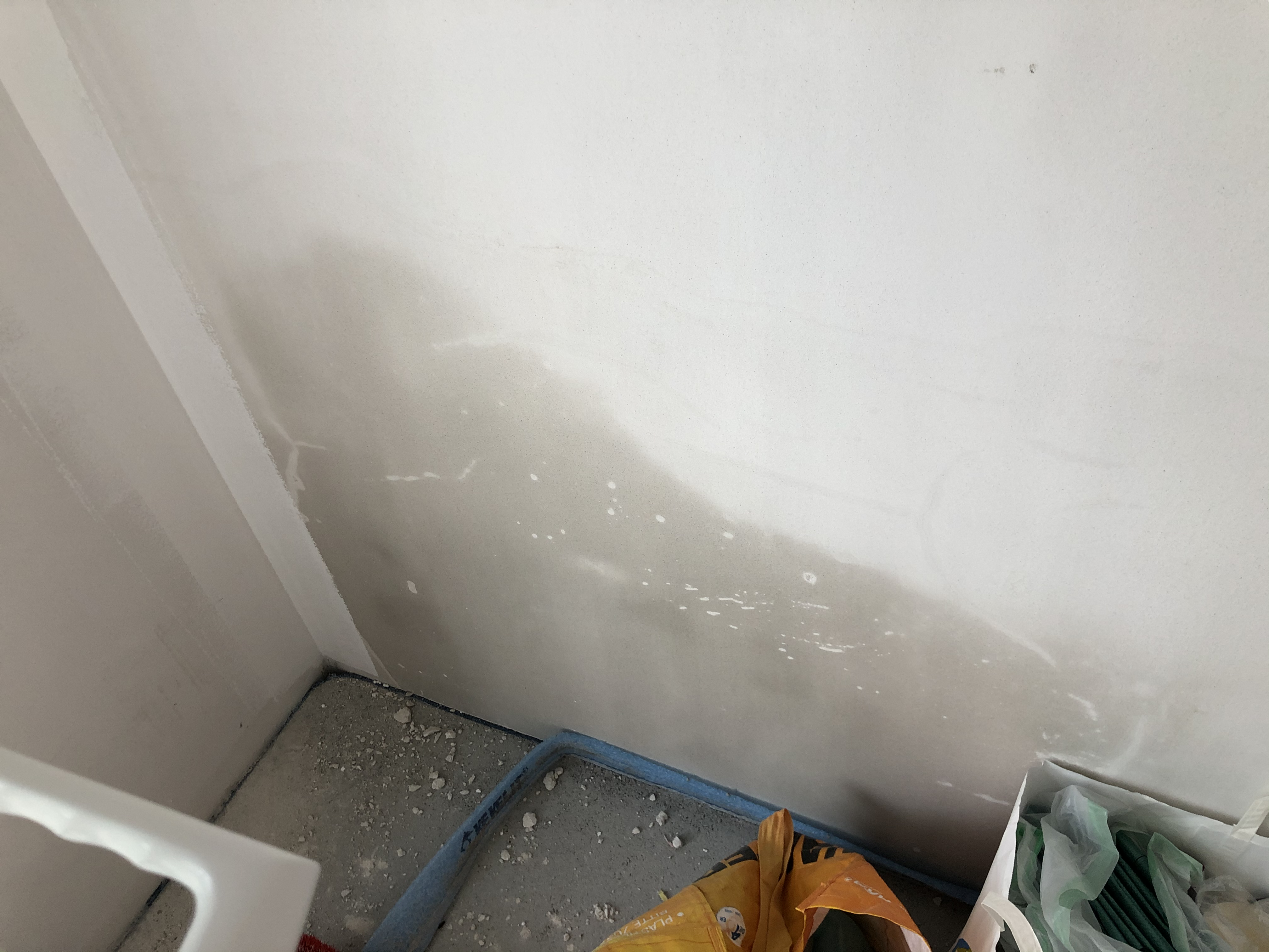 neuverputzte-wand-renovierungsarbeiten-baustellenmaterialien.jpeg