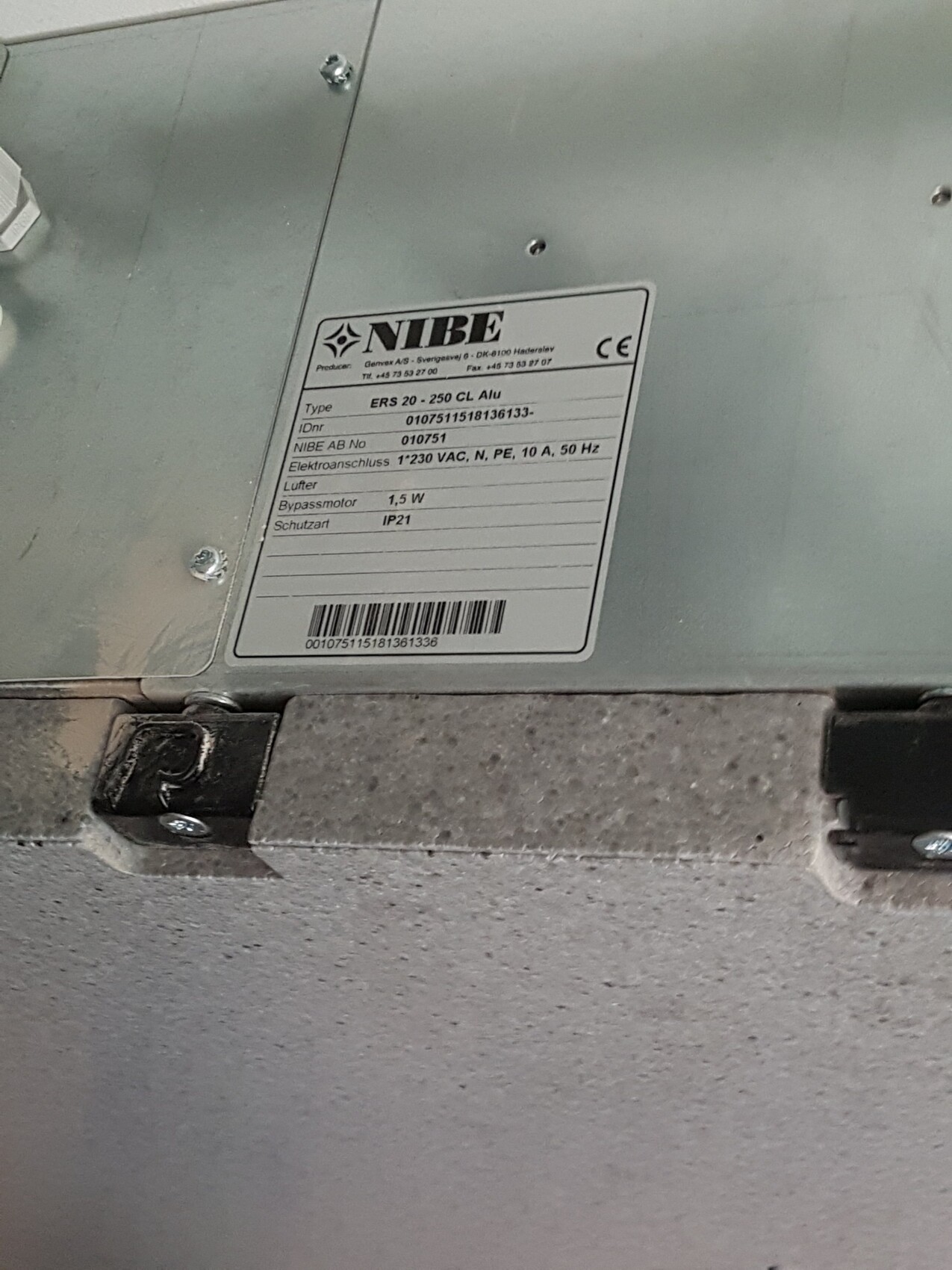 Metallisches Haustechnikgerät mit NIBE-Etikett und Schrauben sichtbar.