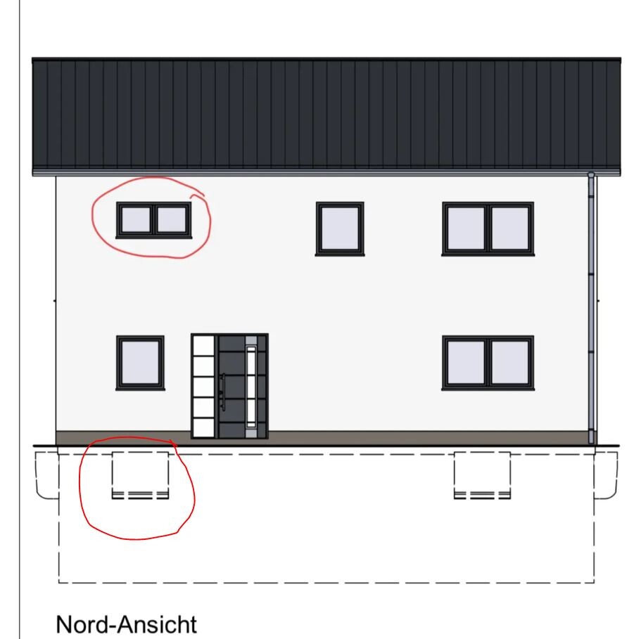 Nordansicht eines zweigeschossigen Hauses mit schwarzem Dach, weißen Wänden, Fenstern und Eingangstür