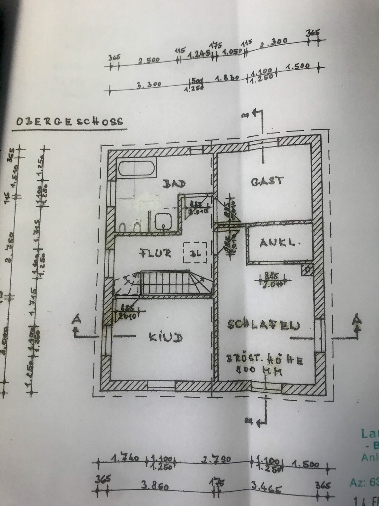 Obergeschoss-Grundriss: Bad, Gastzimmer, Ankleide, Schlafzimmer, Kinderzimmer, Flur.