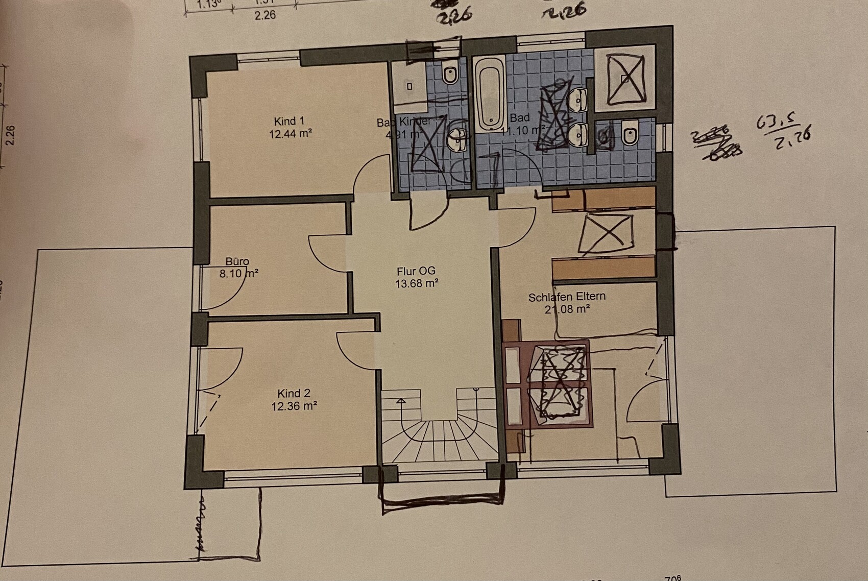 Grundriss Obergeschoss: Flur, Eltern-Schlafzimmer, Kind 1, Kind 2, Büro, Bad.