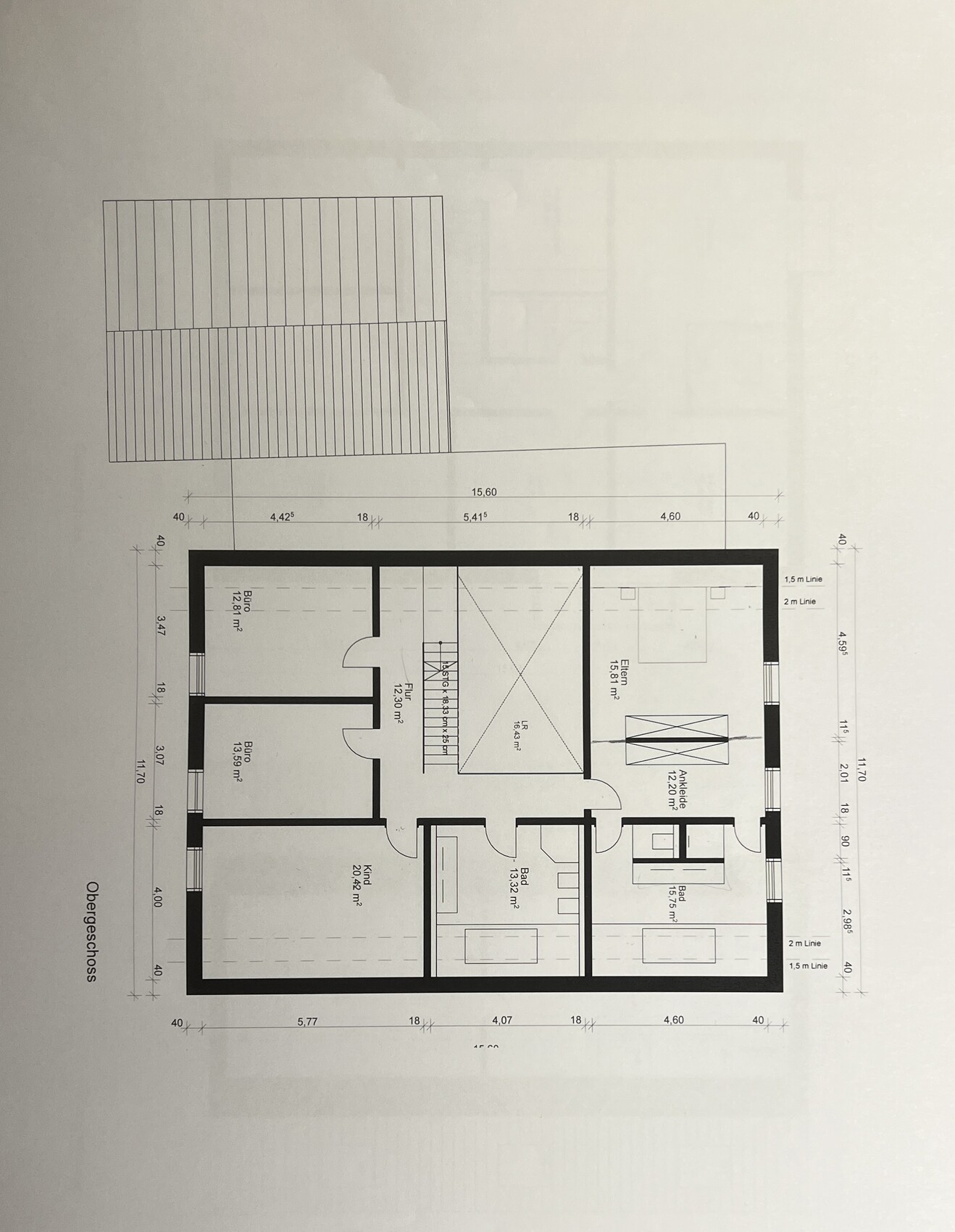 Obergeschoss-Grundriss eines Hauses: Treppe, Flur und mehrere Zimmer.