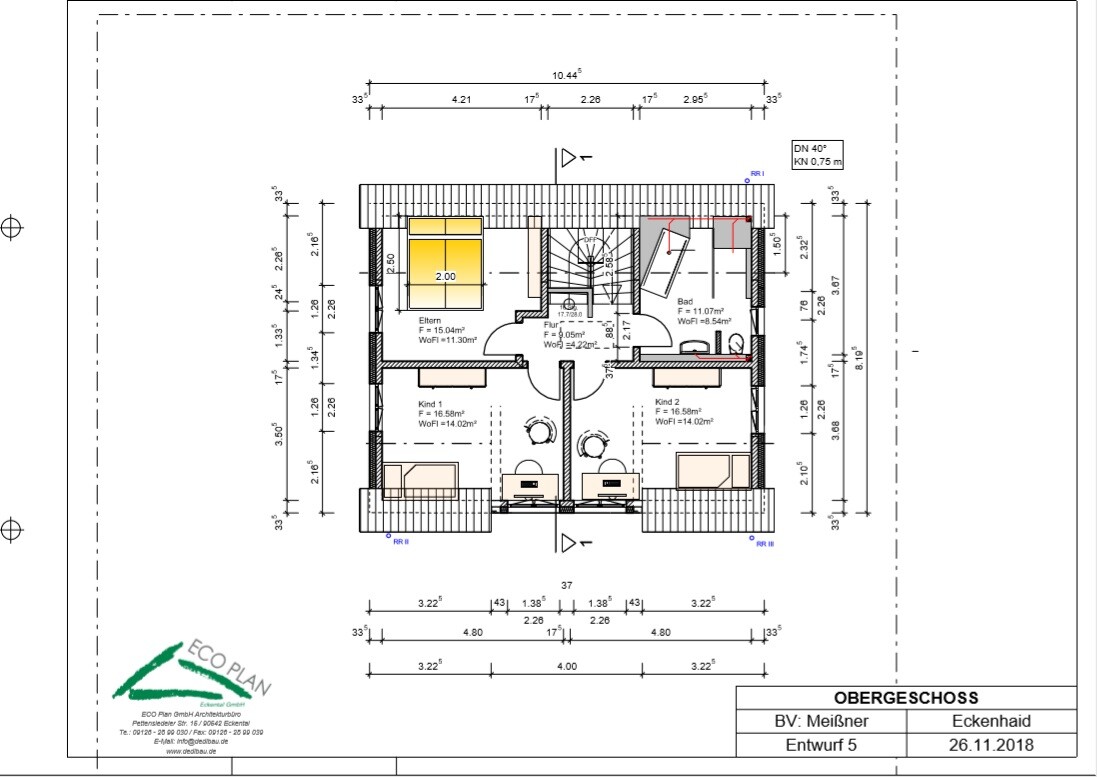 Grundriss Obergeschoss eines Hauses: Flur, Treppe, Bad, Elternzimmer und zwei Kinderräume.
