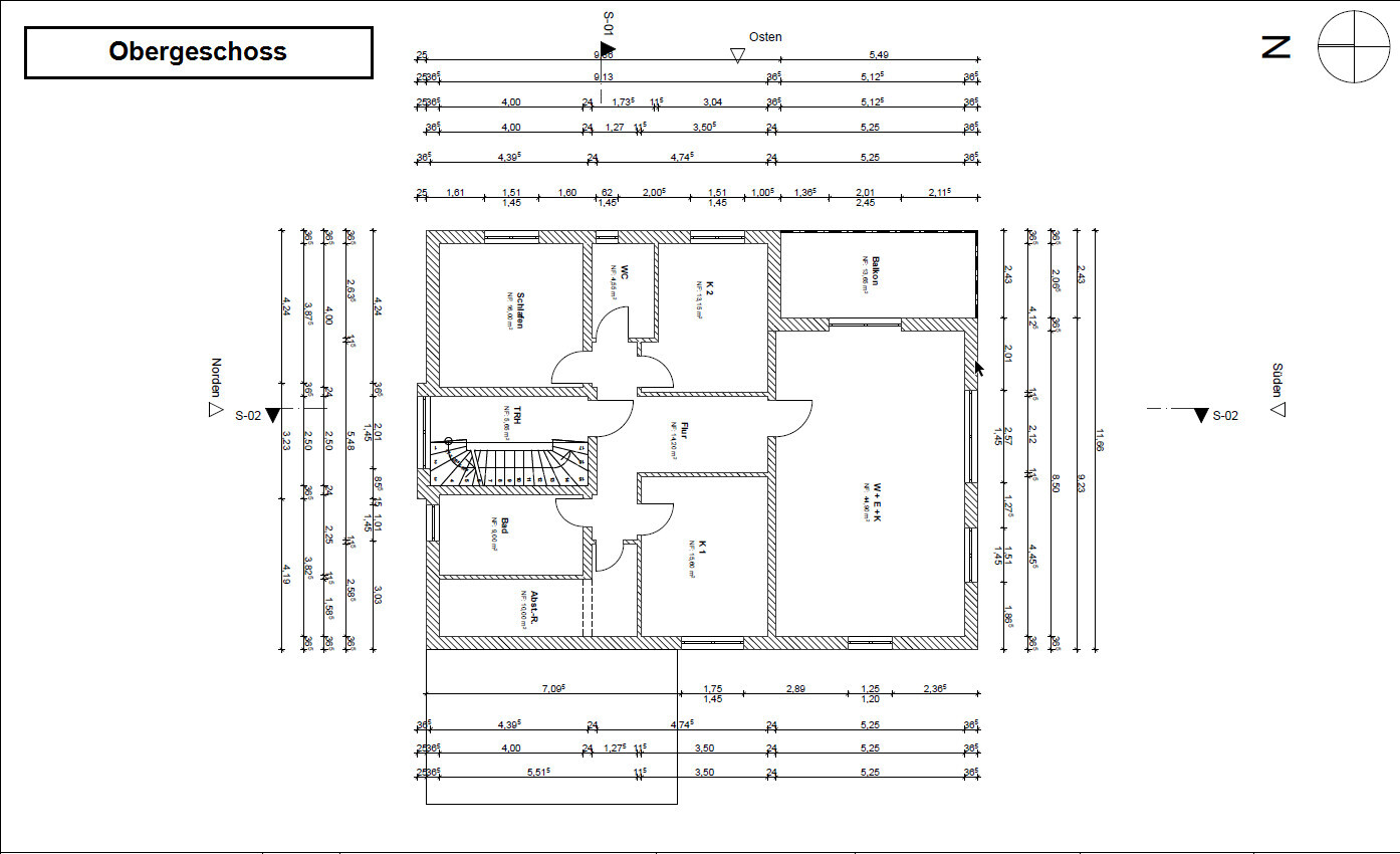 Grundriss des Obergeschosses eines Hauses mit Flur, Treppenhaus und mehreren Räumen.