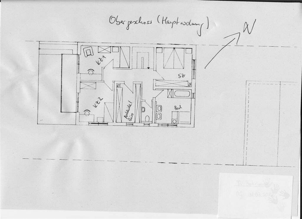 handgezeichneter Obergeschoss-Grundriss der Hauptwohnung mit Zimmern und Bad