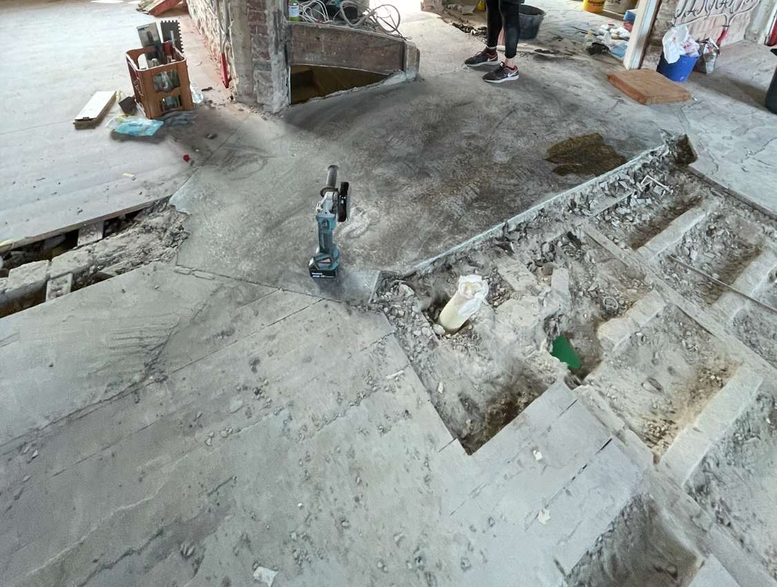 offene-baubaustelle-beton-stufen-im-grund.jpeg