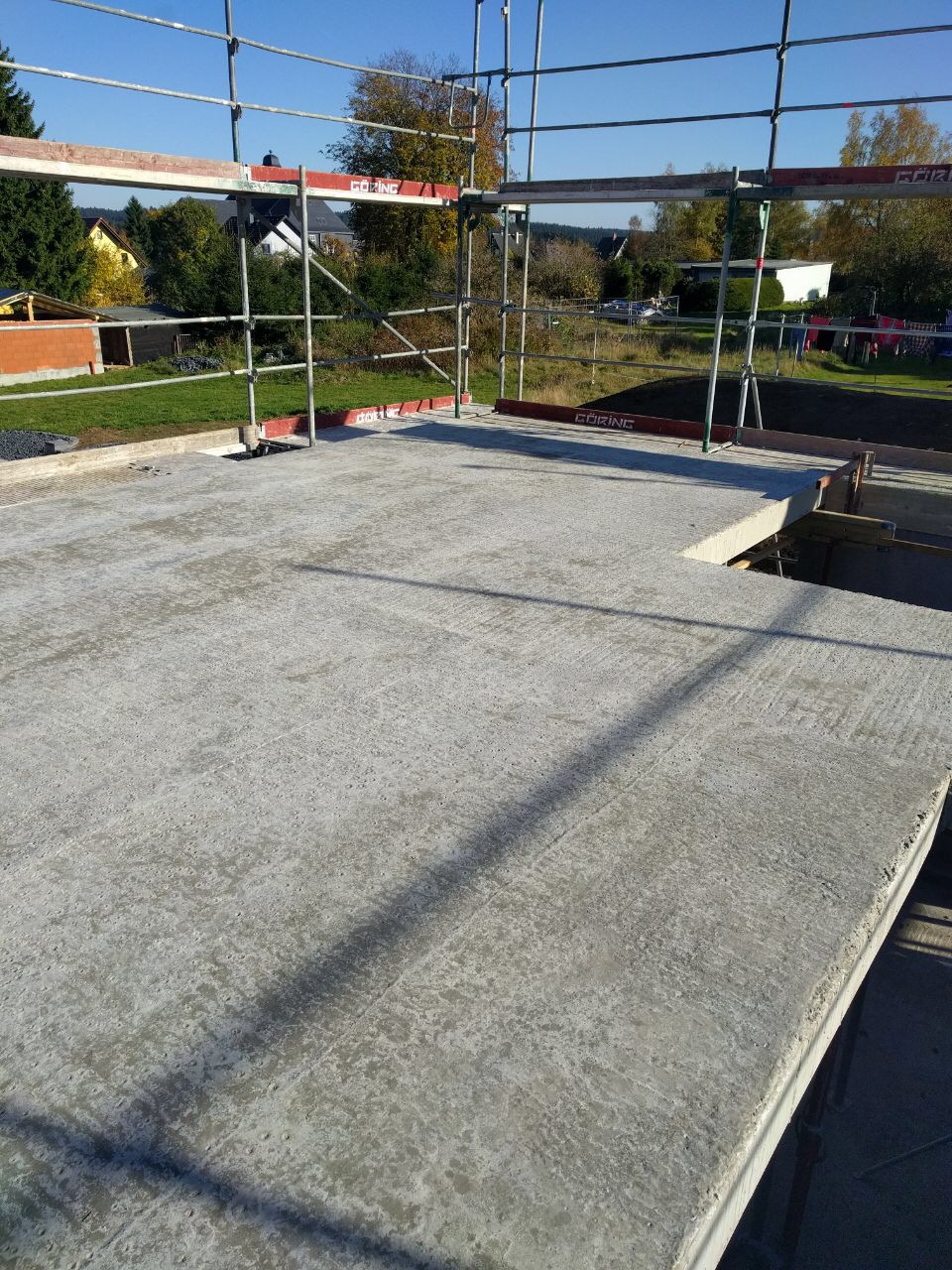 offene-betonplatte-auf-rohbau-standort-mit-schalung.JPG