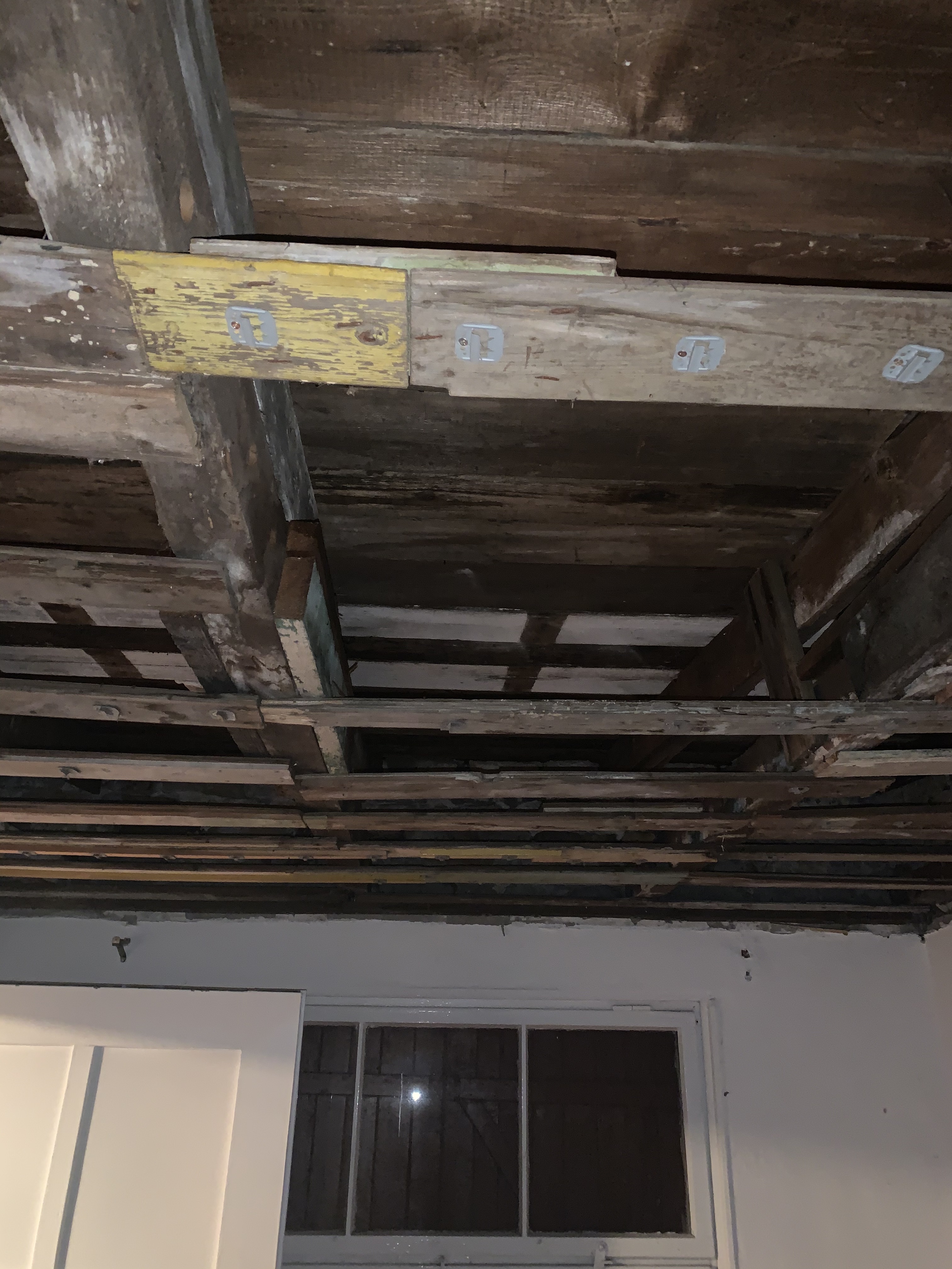 offene-holzdecken-konstruktion-im-innenausbau.jpg