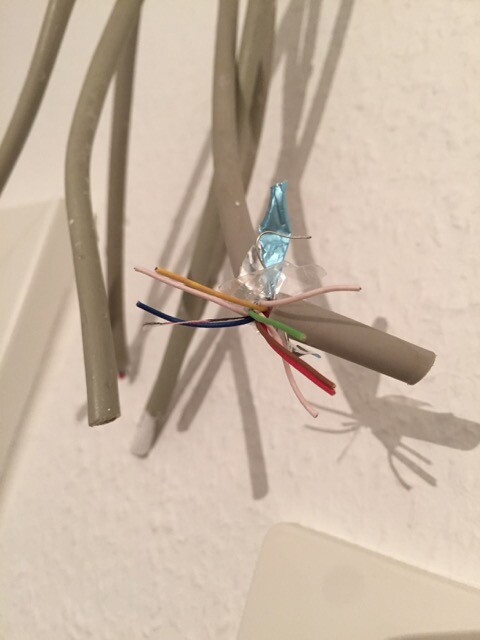 offene-kabelbuendel-wandinstallation.jpg