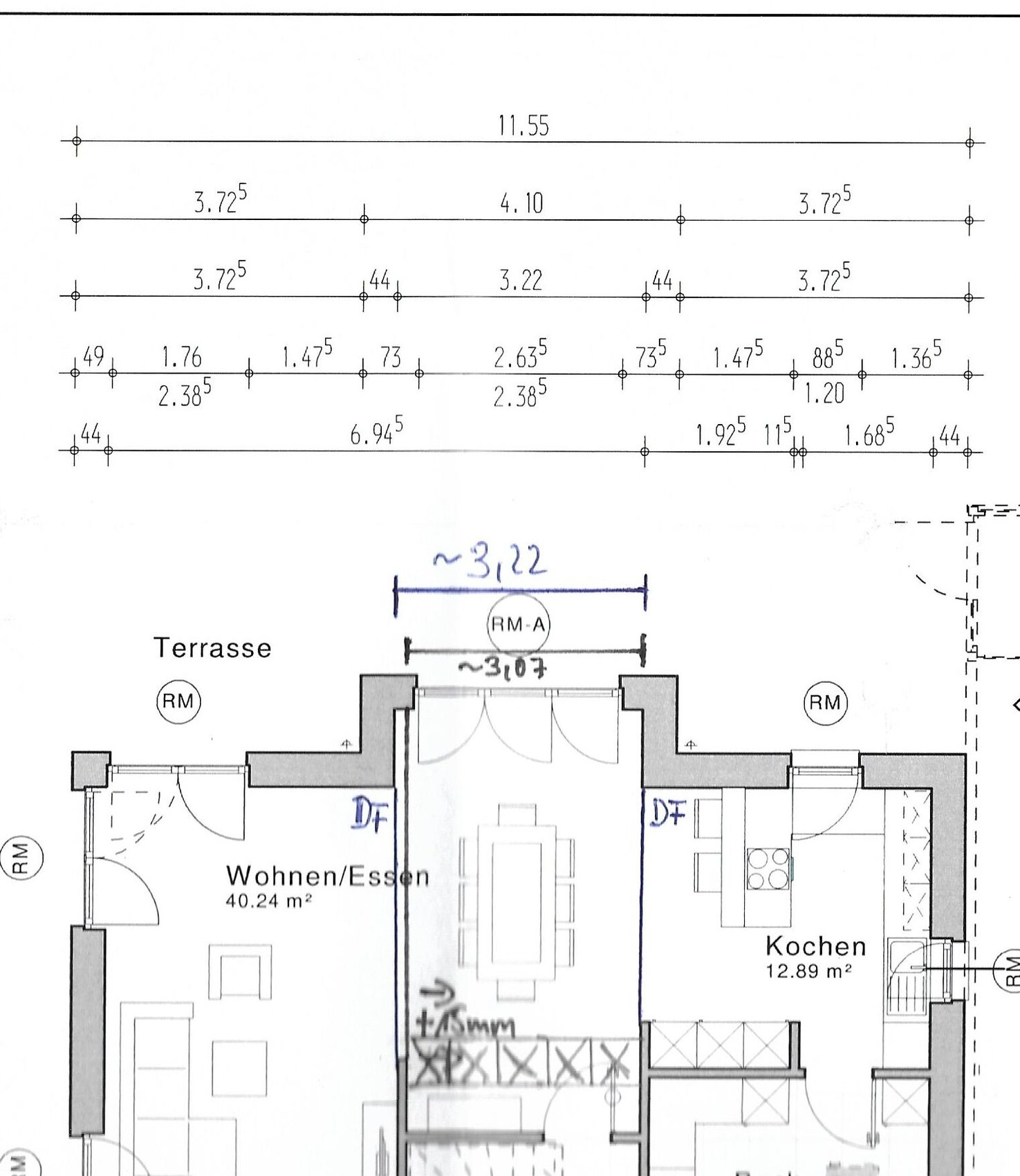 Grundriss einer Wohnung mit Terrasse, Wohn-/Essbereich, Küche und Maßangaben.