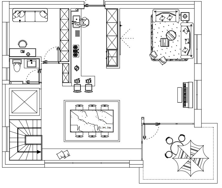 Grundriss eines offenen Wohn- und Küchenbereichs mit Essgruppe, Bad, Treppe und Terrasse.