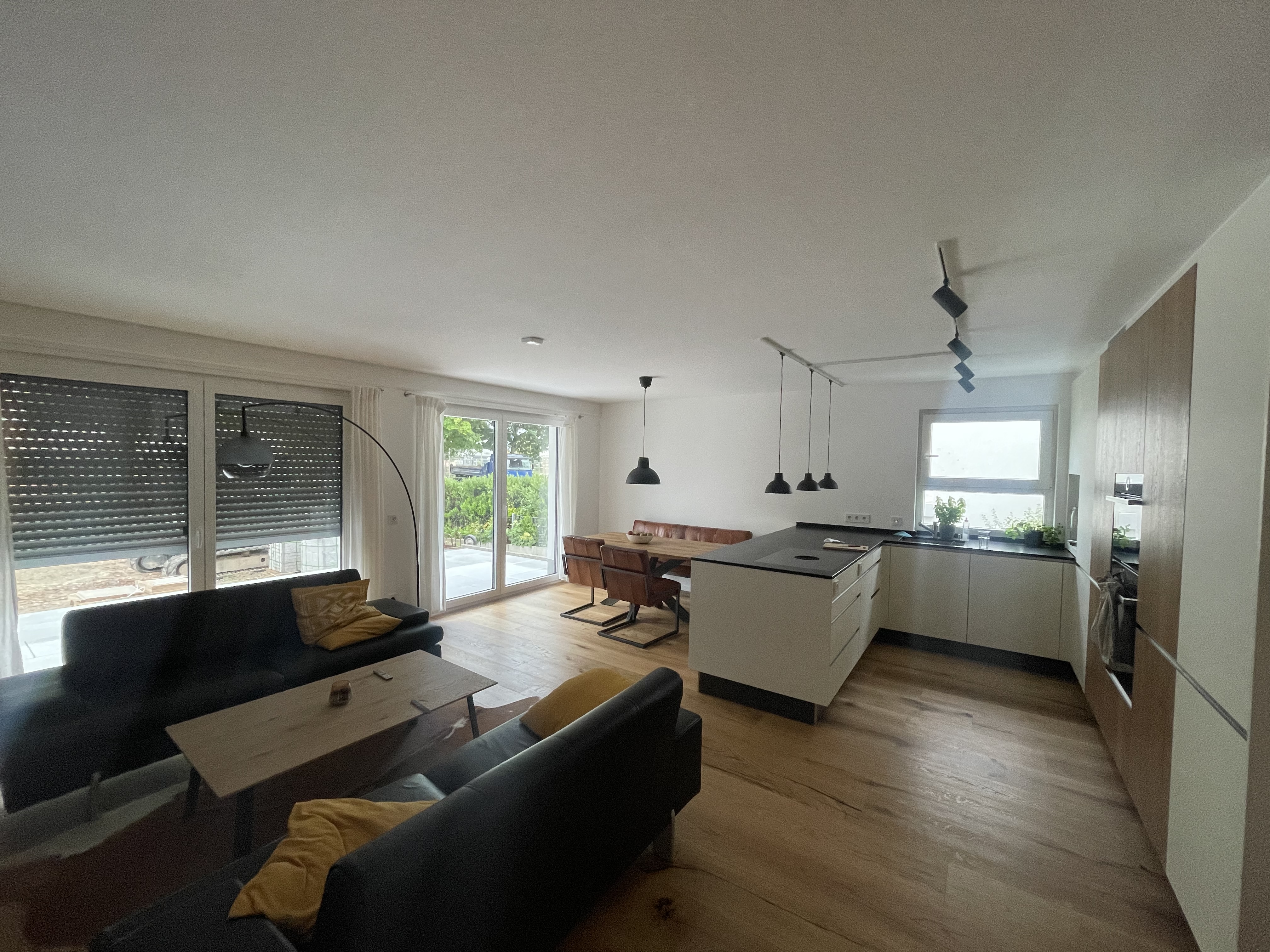 offene-kueche-und-wohnzimmer-modern-wohnung.jpeg
