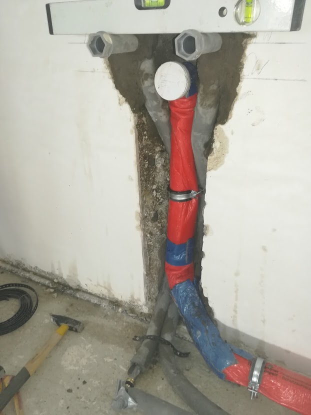 offene-rohrleitungen-warm-kaltwasser-installation-im-haus-haustechnik-energie.jpg