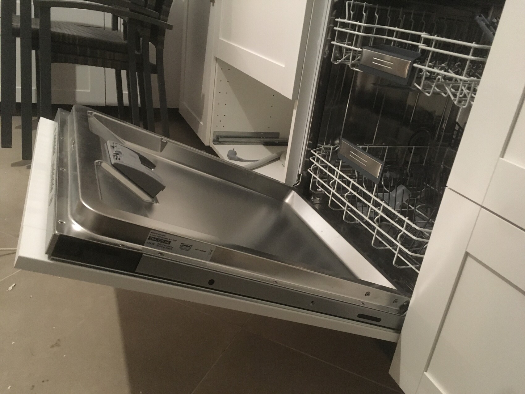 offene-spuelmaschine-im-kuechenbereich.jpeg