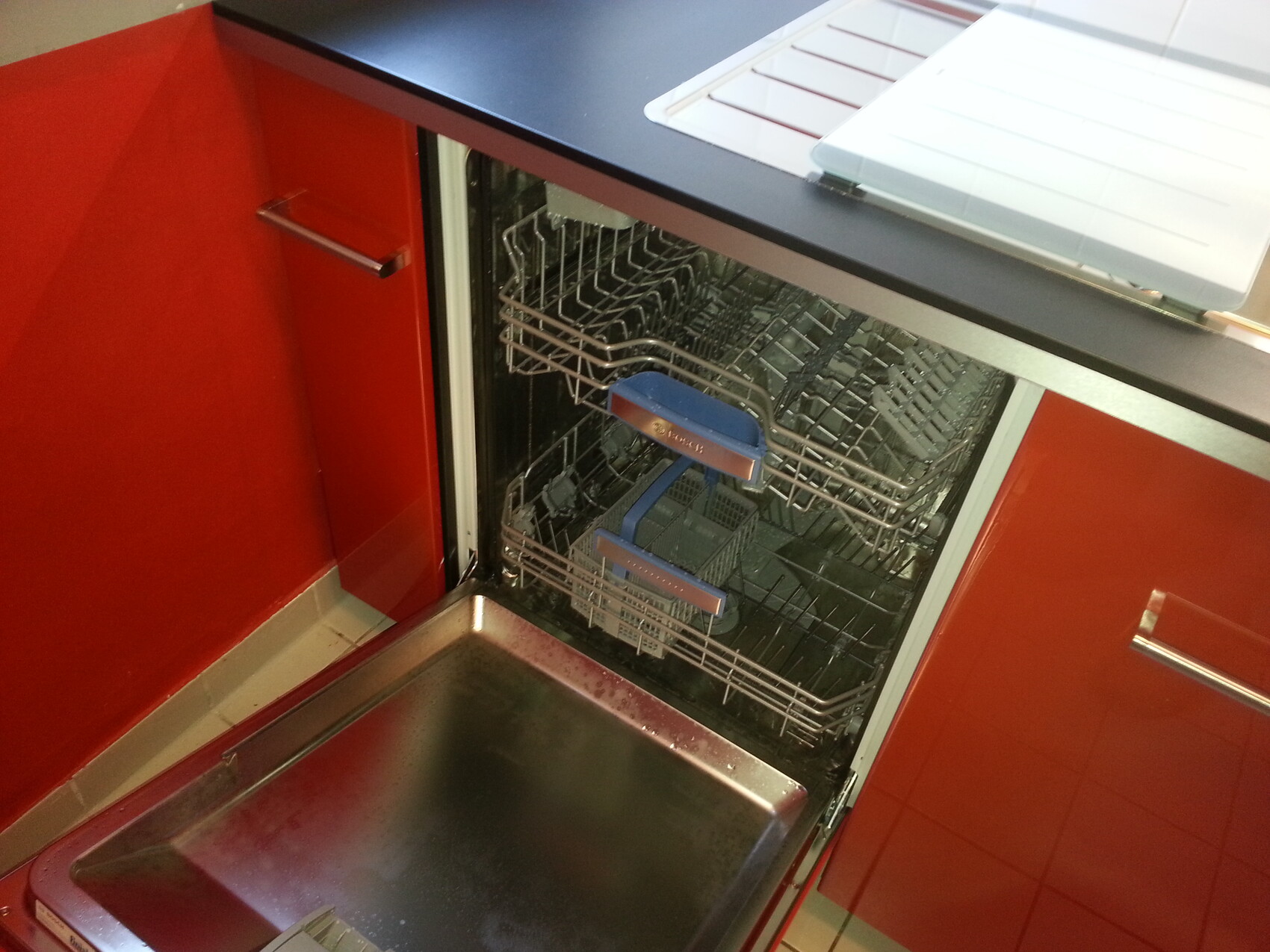 offene-spuelmaschine-in-roter-kueche.jpg