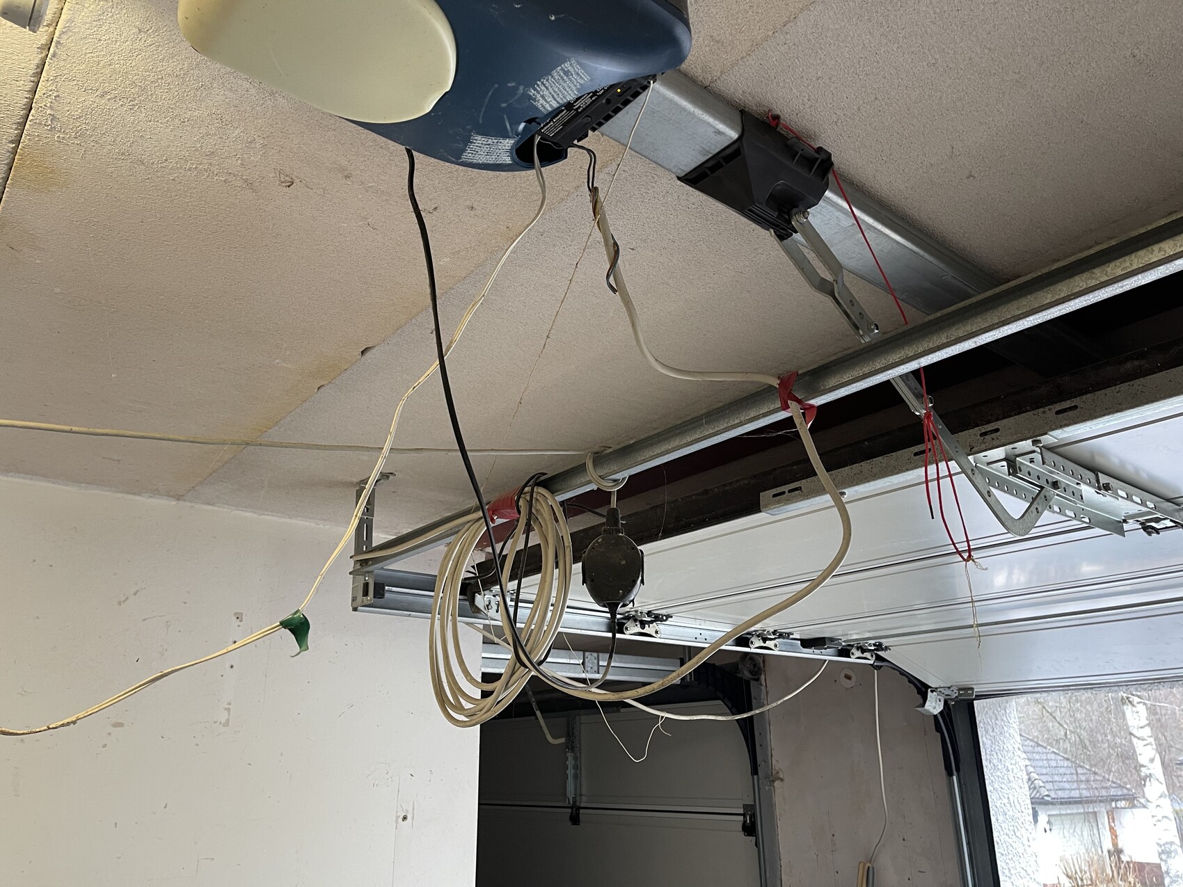 Garage-Decke mit losem Kabelsalat, Drahtleitungen und Garagentor-Antrieb