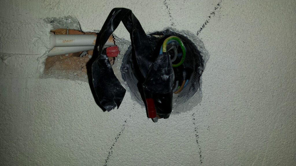 offene-verkabelung-im-wandbereich.png