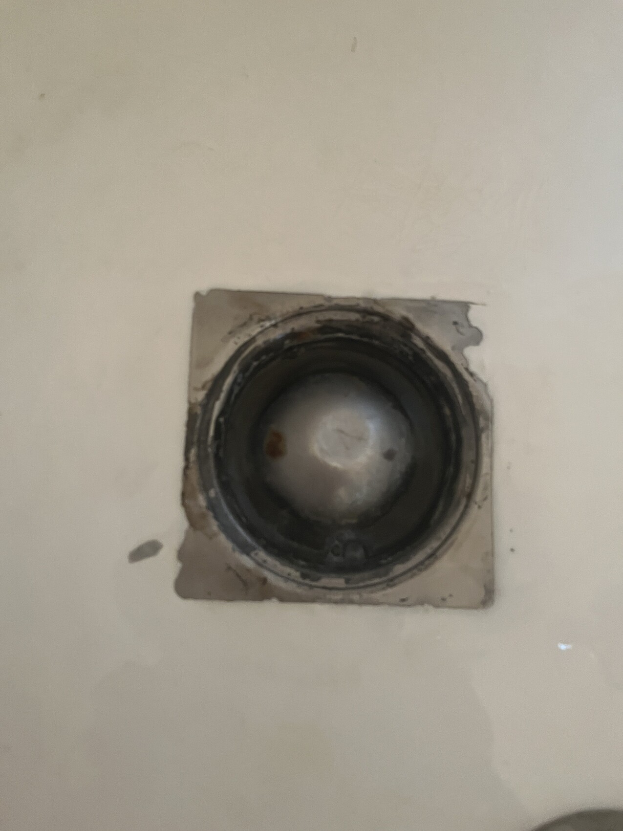 Leeres rundes Loch in der Wand mit Metallring, vermutlich früheres Licht- oder Rohrdurchlass.