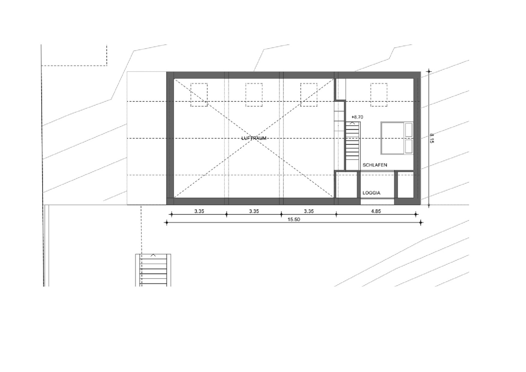 Grundriss: offener Luftraum in Mitte; rechts Schlafzimmer & Loggia, Treppe links, Maße 15,50 m