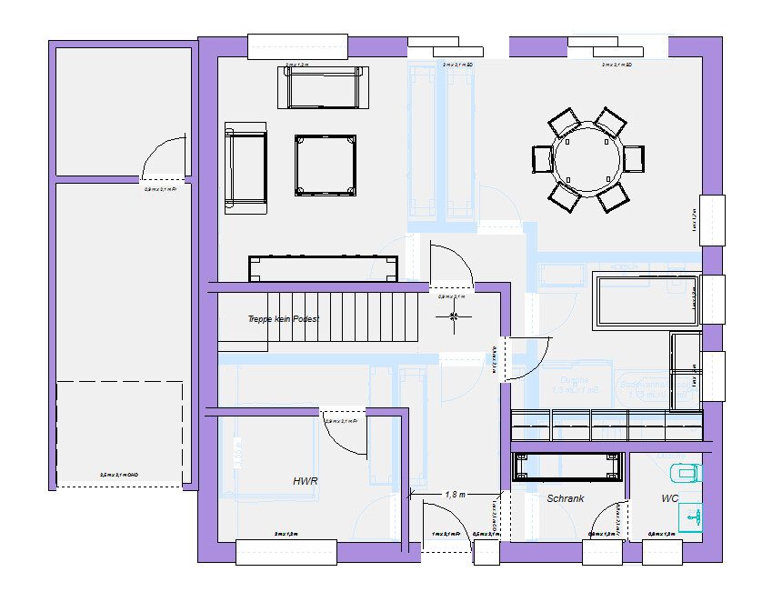 Grundriss eines Hauses: Wohnzimmer mit Sofas, Esstisch, Küche, Treppe, HWR, Bad, WC, Schränke.