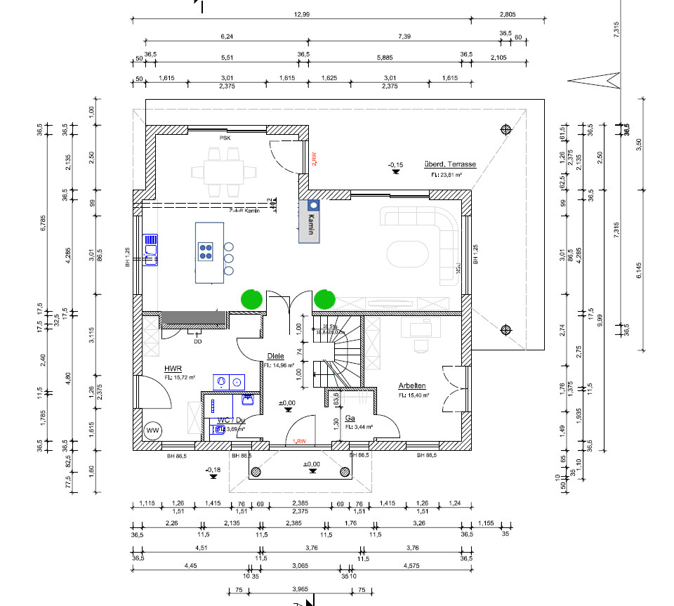 Grundriss eines Hauses: Küche mit Insel, Esstisch, Wohnzimmer, Treppenhaus, HWR und Terrasse