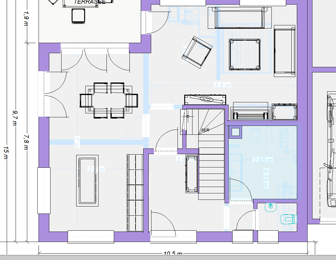 Grundriss eines Hauses: Wohnzimmer, Essbereich, Küche, Bad, Treppe, Terrasse im Außenbereich.