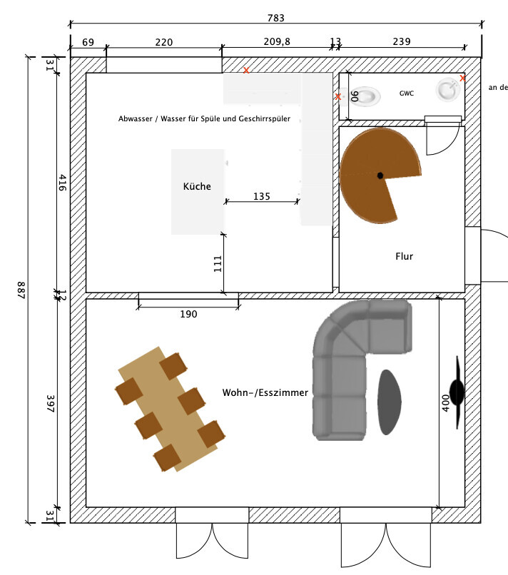 Grundriss: Küche links, Wohn-/Esszimmer unten, Flur rechts, Gäste-WC oben rechts.