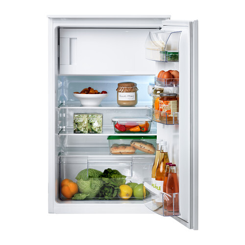 Offener Kühlschrank in einer Küche mit Gemüse, Obst und Gläsern.